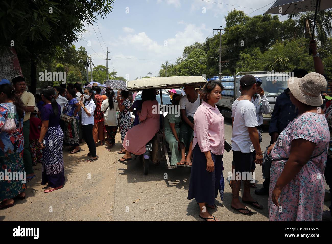 I parenti attendono il rilascio dei prigionieri dalla prigione di Insein a Yangon, Myanmar, il 17 aprile 2022. (Foto di Myat Thu Kyaw/NurPhoto) Foto Stock