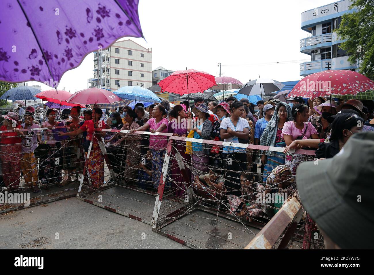 I parenti attendono il rilascio dei prigionieri dalla prigione di Insein a Yangon, Myanmar, il 17 aprile 2022. (Foto di Myat Thu Kyaw/NurPhoto) Foto Stock