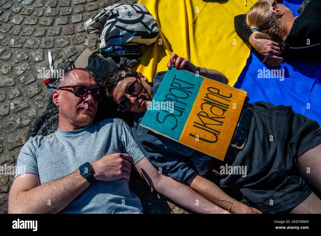 Una coppia Ucraina con un cartello a sostegno dell’Ucraina si trova sul terreno di fronte alla piazza Dam di Amsterdam, per protestare contro la guerra della Russia in Ucraina, il 17th aprile 2022. (Foto di Romy Arroyo Fernandez/NurPhoto) Foto Stock