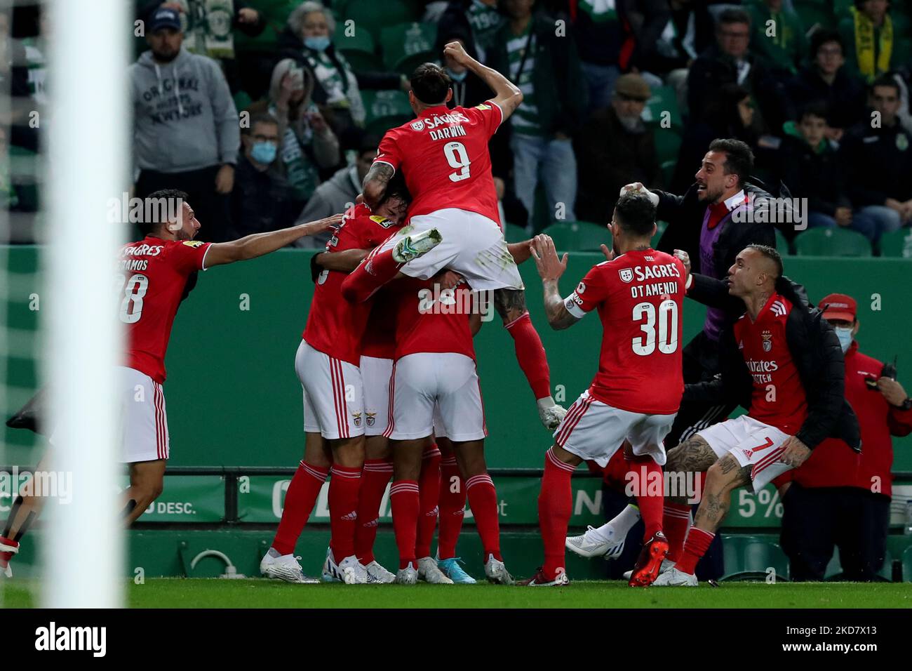 Gil Dias di SL Benfica festeggia con i compagni di squadra dopo aver segnato durante la partita di calcio della Portuguese League tra Sporting CP e SL Benfica allo stadio Jose Alvalade di Lisbona, Portogallo, il 17 aprile 2022. (Foto di Pedro FiÃºza/NurPhoto) Foto Stock