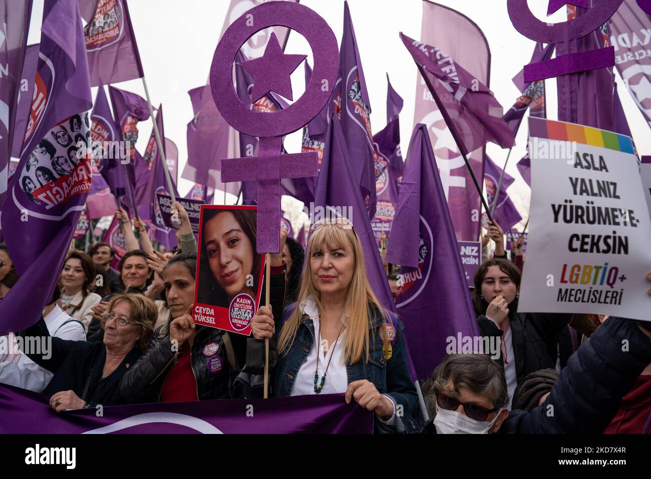 I membri della piattaforma We Will Stop femicide si sono riuniti il 16 aprile 2022 a Istanbul, Turchia per impedire che la piattaforma We Will Stop femicide venga chiusa. (Foto di Erhan Demirtas/NurPhoto) Foto Stock