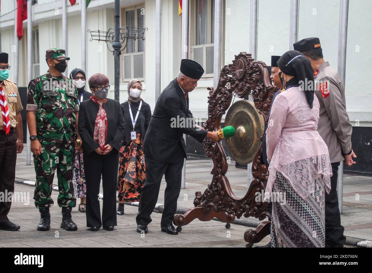 Il Direttore Generale dell'informazione e della diplomazia pubblica del Ministero degli Affari Esteri Teguh Wardoyo ha tenuto un segno cerimoniale dell'inizio di una serie di eventi che commemorano il 67th° anniversario della Conferenza Asia-Africana, il 18 aprile 2022, a Gedung Merdeka, Bandung, Giava Occidentale, Indonesia. Il Museo della Conferenza Asiatico-Africana ha sollevato le bandiere di 109 nazioni sovrane partecipanti alla conferenza del 1955 e la bandiera della nazione unita con il tema "recuperare insieme, recuperare più forte" in occasione del 67th° anniversario della Conferenza Asiatico-Africana. (Foto di Algi Libri Sugita/NurPhoto) Foto Stock