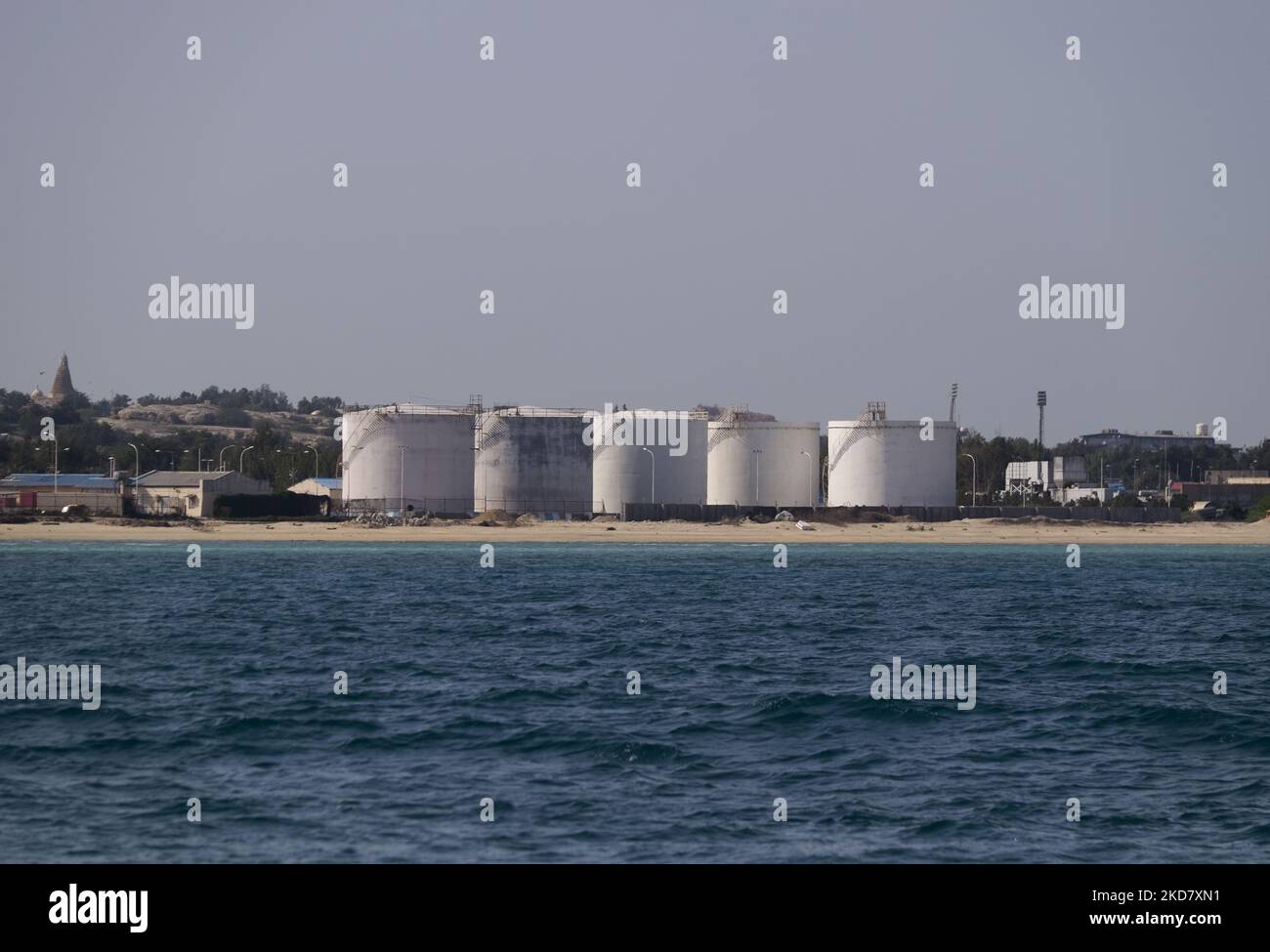 Una vista delle strutture petrolifere sull'isola di Kharg sul Golfo Persico circa 1.250 km (776 miglia) a sud di Teheran il 23 febbraio 2016.(Photo by Morteza Nikoubazl/NurPhoto) Foto Stock