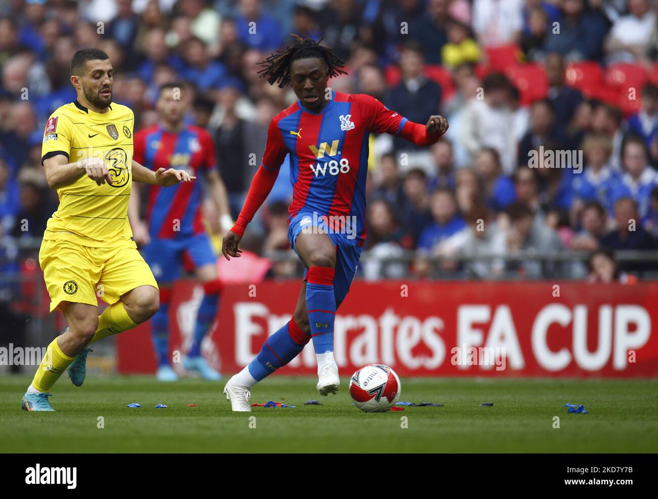 Eberechi Eze di Crystal Palace tiene il Mateo Kovacic di Chelsea durante la semifinale della fa Cup tra Crystal Palace e Chelsea allo Stadio di Wembley , Londra, Regno Unito 17th aprile , 2022 (Photo by Action Foto Sport/NurPhoto) Foto Stock