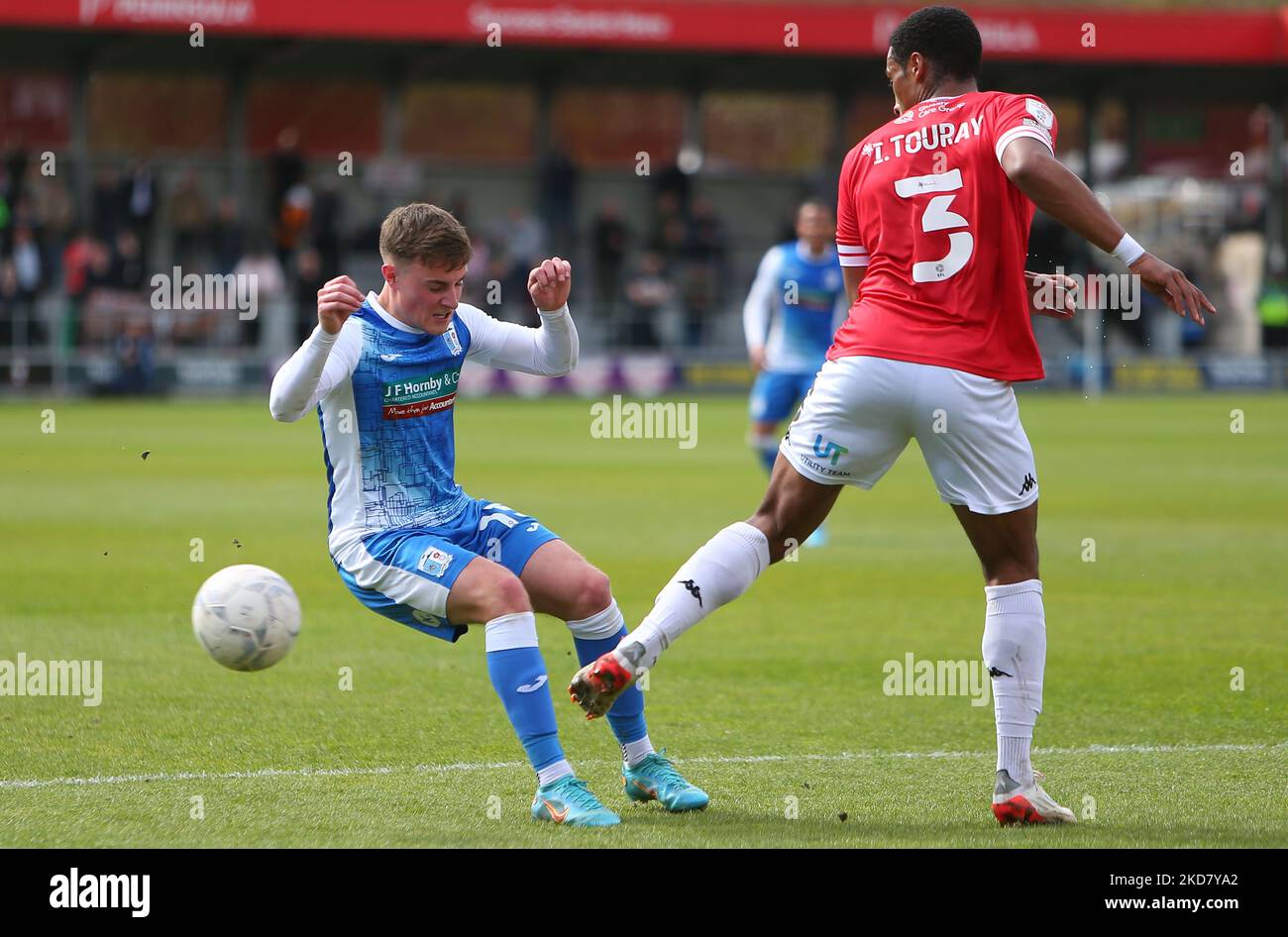 Robbie Gotts di Barrow è calciato dal Salford City's Ibou Touray durante la partita della Sky Bet League 2 tra Salford City e Barrow a Moor Lane, Salford, lunedì 18th aprile 2022. (Foto di Michael driver/MI News/NurPhoto) Foto Stock