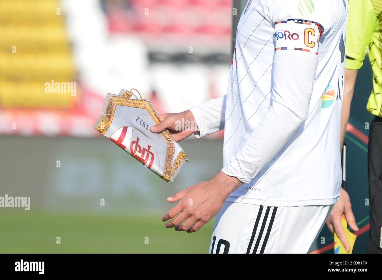 Una speciale cerchiatura sulle braccia di Giuseppe Presentia di US Alessandria Calcio in ricordo di Piermario Morrosini in occasione del 10th° anniversario della sua morte durante la Serie B Football Match TRA COME Cittadella e US Alessandria, allo Stadio Piercesare Tombolato, il 18 aprile 2022, a Cittadella, Italia (Foto di Alberto Gandolfo/NurPhoto) Foto Stock