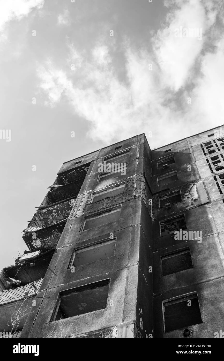 La bomba aerea russa ha colpito un edificio residenziale di appartamenti Foto Stock