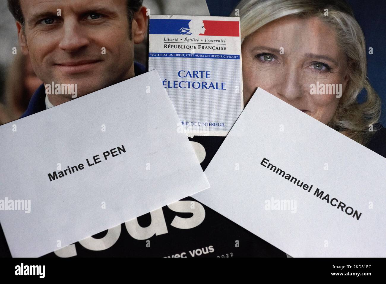 Schede elettorali per Macon e le Pen con una scheda voter sui loro programmi. Molti elettori francesi sono indecisi per il loro voto di domenica 24th aprile tra Emmanuel Macron (attuale presidente - destra) e Marine le Pen (estrema destra) per il 2nd° turno delle elezioni presidenziali francesi. Gli elettori di sinistra esitano tra Macron, astensione e voto in bianco. Alcuni elettori di destra inoltre non sanno per chi voteranno se non voteranno in bianco o saranno astentionnists. Per ora Macron è il favorito per vincere questa elezione per un mandato del 2nd se i pollsters hanno ragione. Marine le Pen è vicina al 48%. Tolosa. Francia Foto Stock