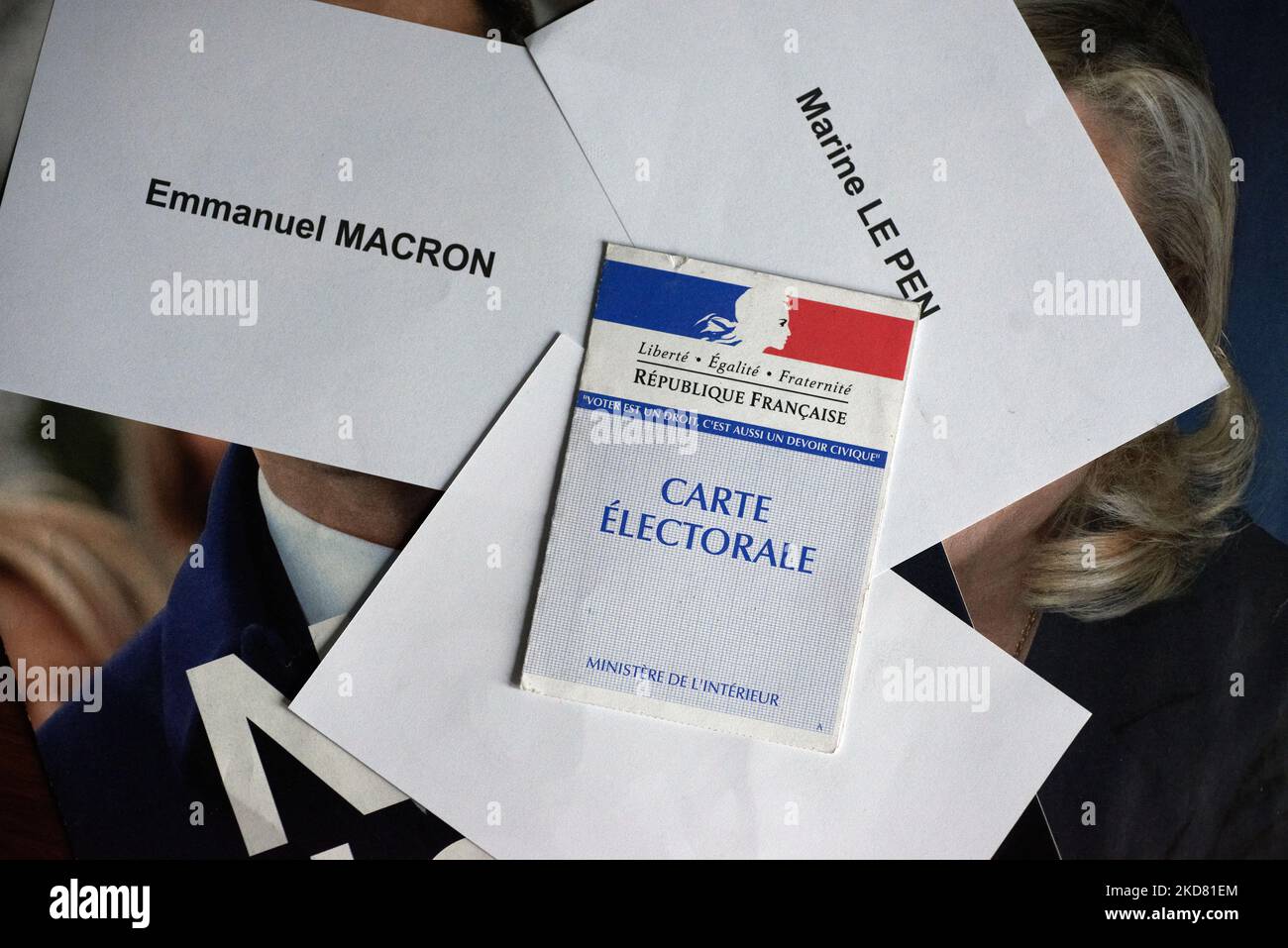 Schede di voto (Macon, le Pen e vuoto) e una scheda di voto. Molti elettori francesi sono indecisi per il loro voto di domenica 24th aprile tra Emmanuel Macron (attuale presidente - destra) e Marine le Pen (estrema destra) per il 2nd° turno delle elezioni presidenziali francesi. Gli elettori di sinistra esitano tra Macron, astensione e voto in bianco. Alcuni elettori di destra inoltre non sanno per chi voteranno se non voteranno in bianco o saranno astentionnists. Per ora Macron è il favorito per vincere questa elezione per un mandato del 2nd se i pollsters hanno ragione. Marine le Pen è vicina al 48%. Tolosa. Francia. Aprile 19th 2 Foto Stock