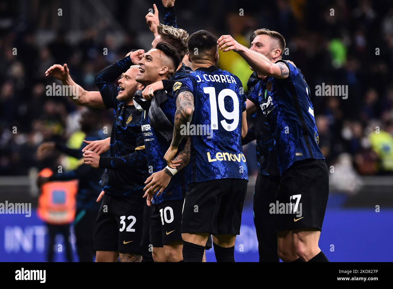 I giocatori di Inter festeggiano la vittoria alla fine della seconda tappa della Coppa Italia semifinale tra FC Internazionale e AC Milan allo Stadio Giuseppe Meazza il 19 aprile 2022 a Milano (Photo by Michele Maraviglia/NurPhoto) Foto Stock