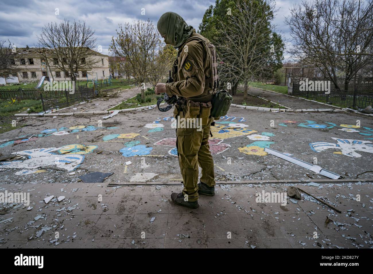 Il soldato ucraino prepara le sue attrezzature in prima linea a Mykolaiv, Ucraina. (Foto di Celestino Arce/NurPhoto) Foto Stock