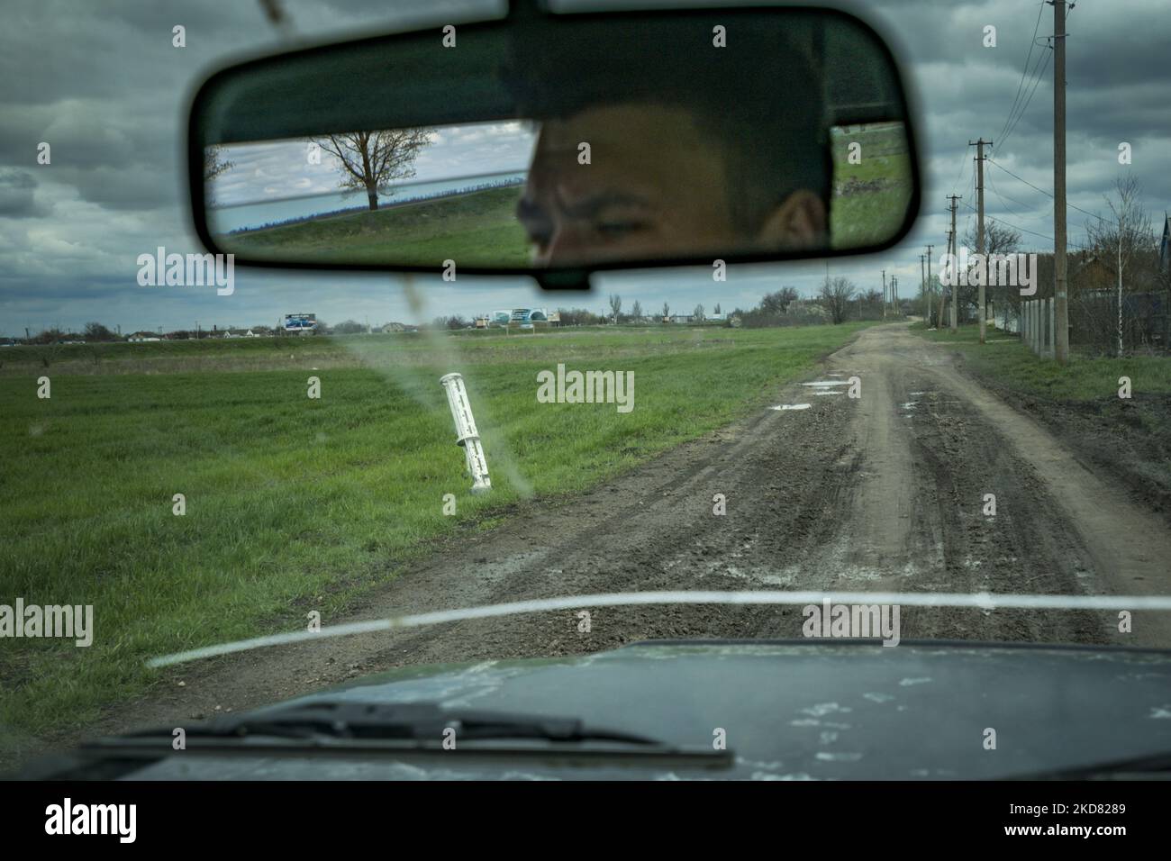 Resti di un razzo di munizioni a grappolo inchiodato in un campo vicino ad una pista sterrata in prima linea di Mykolaiv, Ucraina. (Foto di Celestino Arce/NurPhoto) Foto Stock