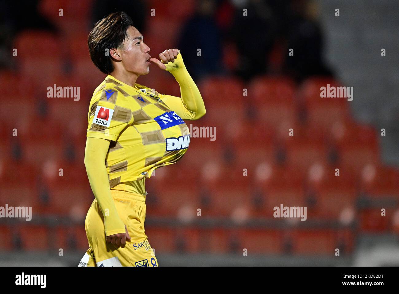 Il Daichi Hayashi di STVV festeggia dopo aver segnato durante una partita di calcio tra RFC Seraing e Sint-Truiden VV, sabato 05 novembre 2022 a Seraing, il giorno 16 della prima divisione del campionato belga della 'Jupiler Pro League' 2022-2023. FOTO DI BELGA JOHAN EYCKENS Foto Stock