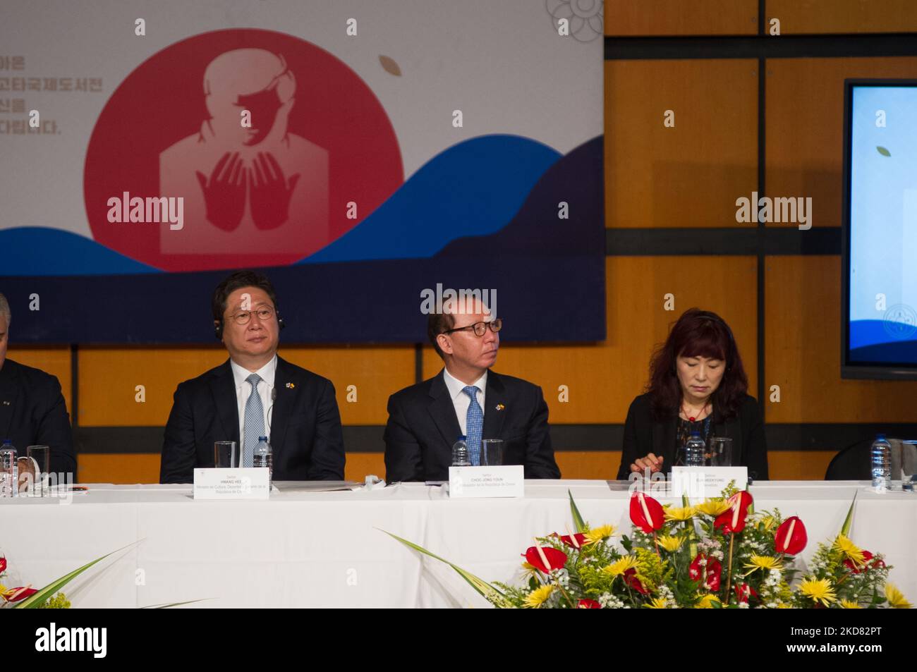 Ministro coreano della Cultura, dello Sport e del Turismo, Hwang Hee e diplomatici coreani durante l'inaugurazione della Fiera Internazionale del Libro (FILBO) di Bogotà, Colombia, il 19 aprile 2022. La fiera del libro ha aperto le sue porte ai visitatori da quando la pandemia COVID-19 è iniziata con la Corea del Sud come paese ospite. (Foto di Sebastian Barros/NurPhoto) Foto Stock