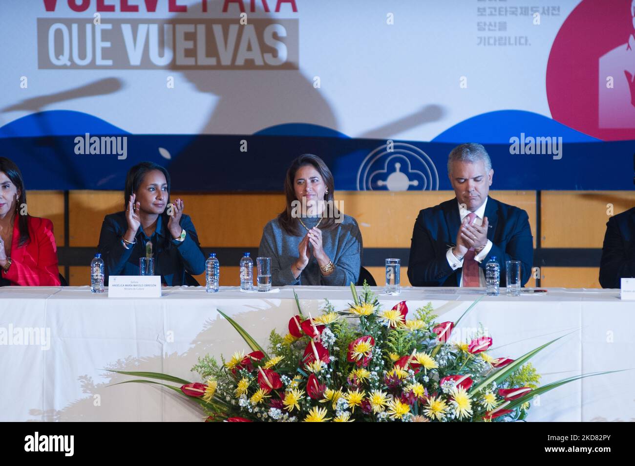 il presidente colombiano Ivan Duque (Centro) e la First Lady Maria Juliana Ruiz (sinistra) e il Ministro sudcoreano della Cultura, dello Sport e del Turismo Hwang Hee (a destra) durante l'inaugurazione della Fiera Internazionale del Libro di Bogotà (FILBO) il 19 aprile 2022 a Bogotà, in Colombia. La fiera del libro ha aperto le sue porte ai visitatori da quando la pandemia COVID-19 è iniziata con la Corea del Sud come paese ospite. (Foto di Sebastian Barros/NurPhoto) Foto Stock