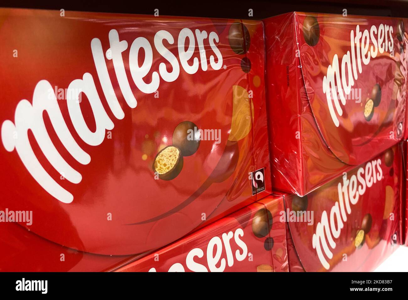 Il packaging Maltesers viene visto in un negozio in Polonia il 19 aprile 2022. (Foto di Jakub Porzycki/NurPhoto) Foto Stock