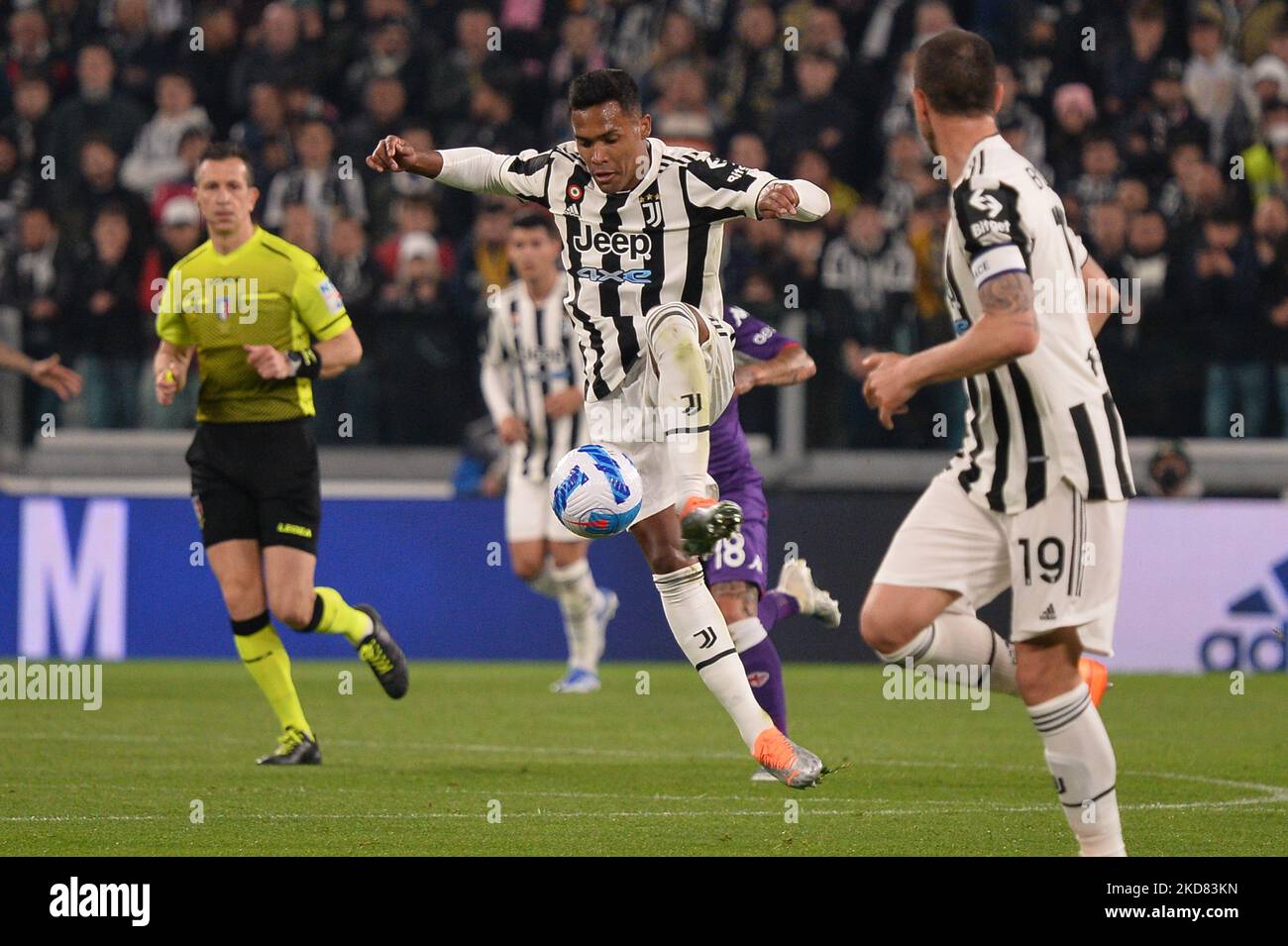 Alex Sandro della Juventus FC durante la semifinale della Coppa Italia 2nd tappa tra Juventus FC e ACF Fiorentina allo Stadio Allianz il 20 aprile 2022 a Torino. (Foto di Alberto Gandolfo/NurPhoto) Foto Stock
