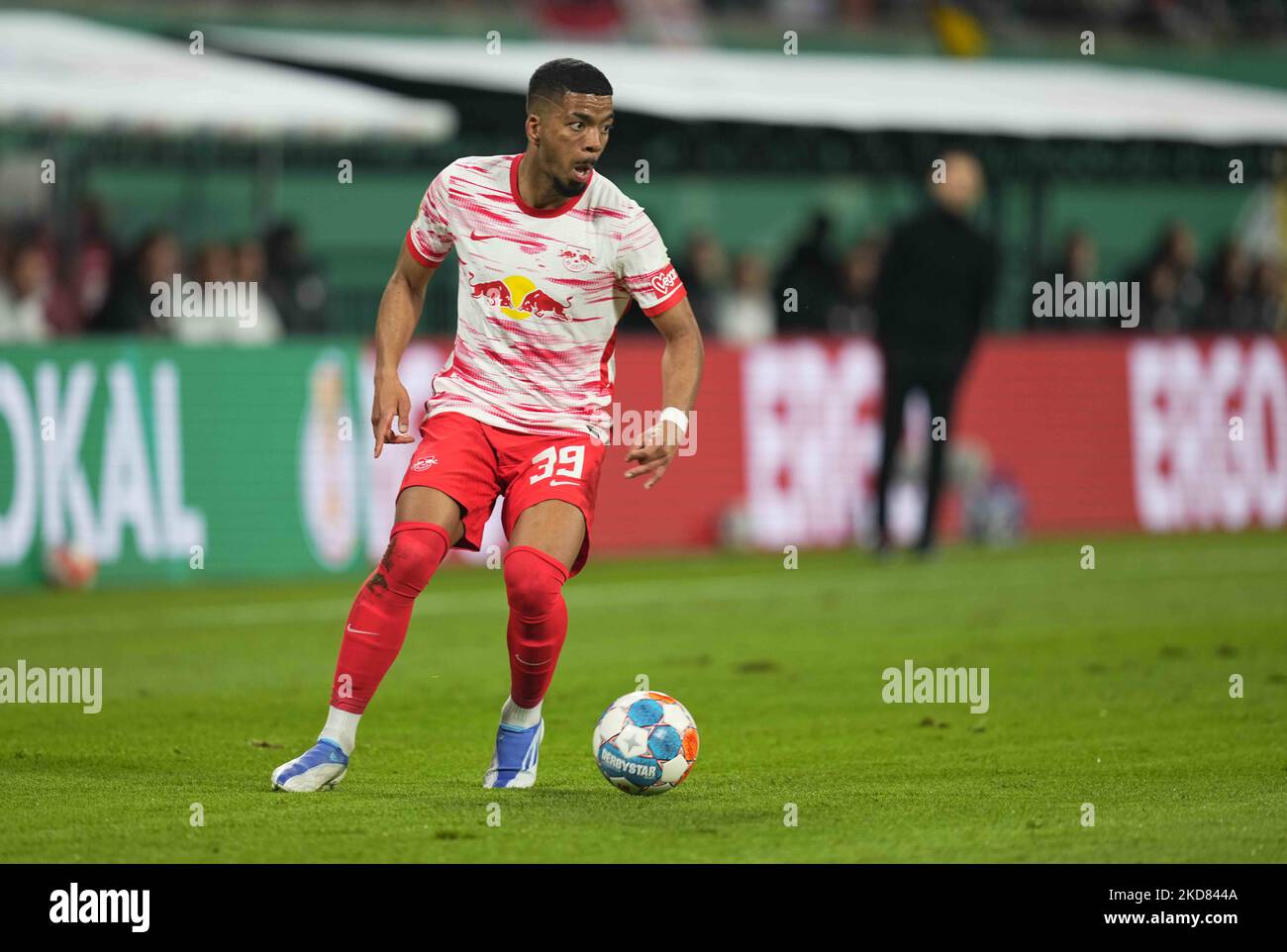 Benjamin Henrichs di RB Leipzig controlla la palla durante RB Leipzig contro il FC Union Berlin, semifinale DFB-Pokal alla Red Bull Arena di Lipsia, Germania il 20 aprile 2022. (Foto di Ulrik Pedersen/NurPhoto) Foto Stock