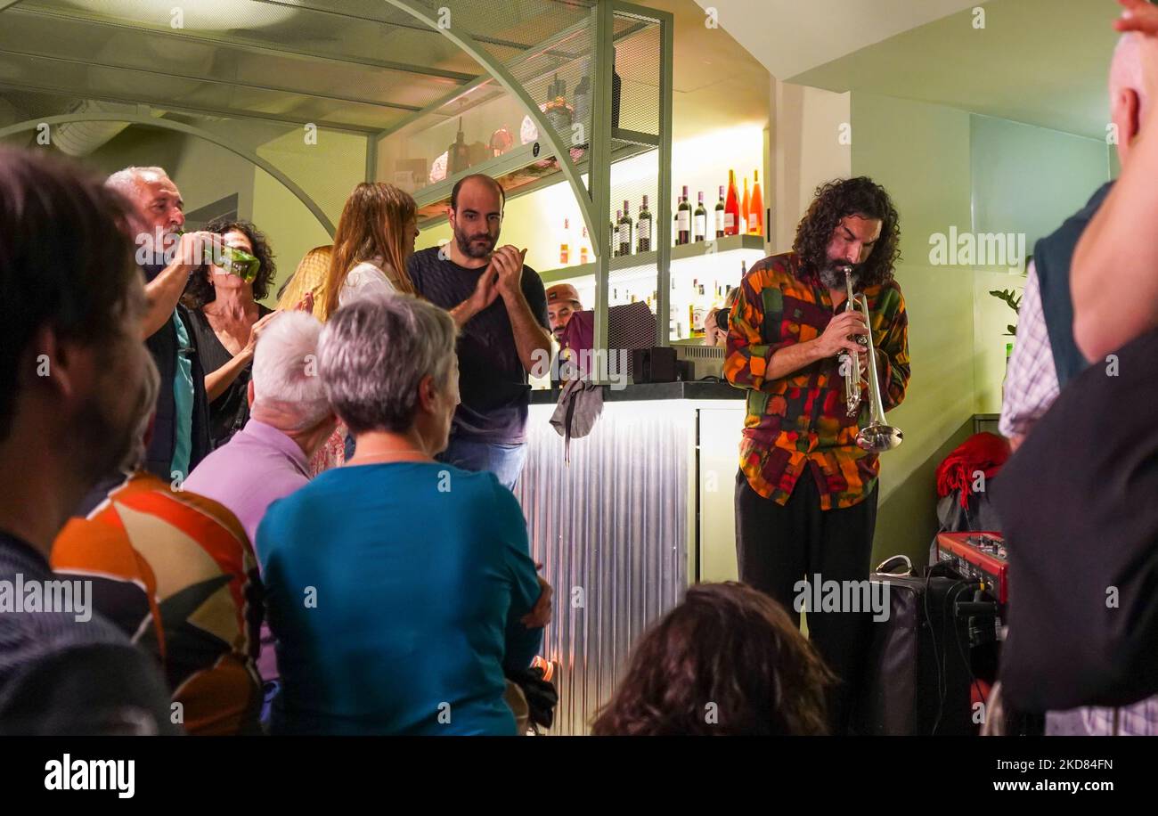 Musicisti jazz suonano in un bar all'annuale festival jazz di Malaga, Jazzabierto, Malaga, Spagna. Foto Stock