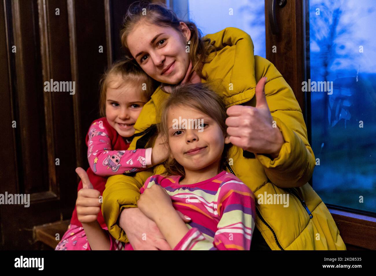 Il volontario ucraino Maria pone con i bambini rifugiati domestici che sono fuggiti dalla zona di Kharkiv per la relativa sicurezza di Nadyby, Lviv Oblast, Ucraina il 21 aprile 2022. Da quando la Federazione russa ha invaso l'Ucraina, il conflitto ha costretto oltre 10 milioni di persone a fuggire dalle proprie case, sia all'interno che all'esterno. La Chiesa greco-cattolica di Nadyby, vicino a Lviv, ospita decine di madri con bambini fuggite dalla guerra nella parte orientale dell'Ucraina e sostiene molti altri rifugiati nella zona. Le famiglie hanno trovato rifugio nel Centro per la Pastorale dei sacerdoti e dei monaci di Nadyby. (Foto di Dominika Zarzycka/Nur Foto Stock