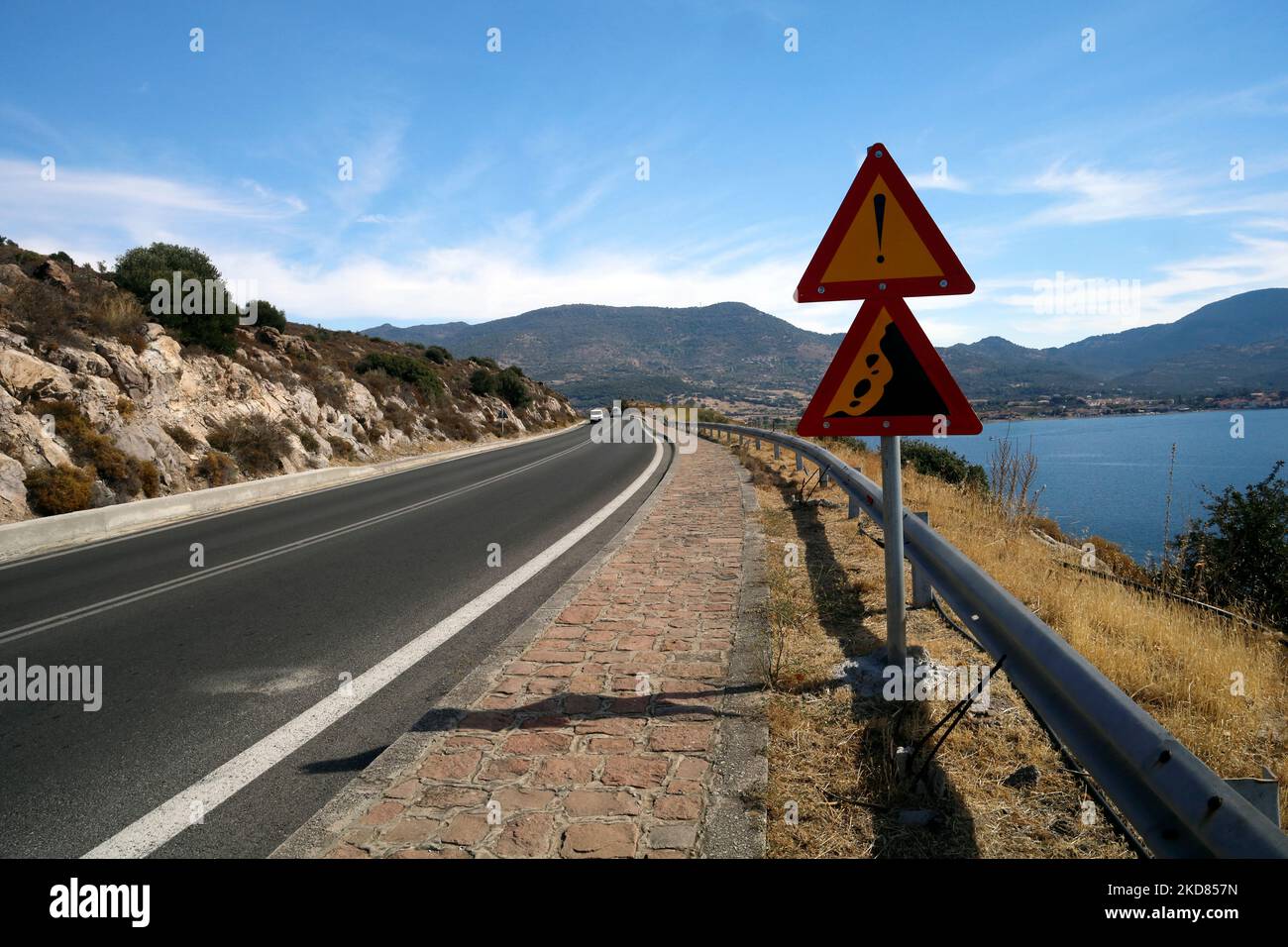 Segnale Stradale a Forma Triangolare Suato Accanto a Una Strada