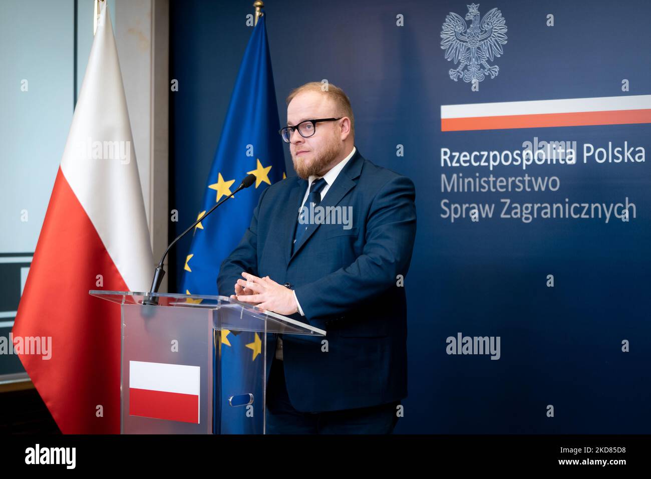 Conferenza stampa di Lukasz Jasina, portavoce del Ministero degli Affari Esteri, a Varsavia, Polonia, il 21 aprile 2022 (Foto di Mateusz Wlodarczyk/NurPhoto) Foto Stock