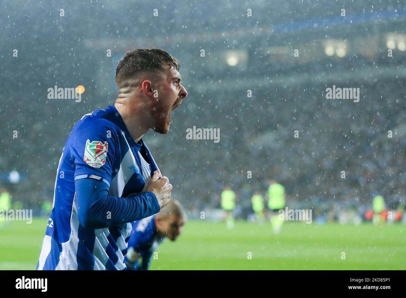 Il forward spagnolo di Porto toni Martinez festeggia dopo aver segnato un gol durante la Semifinale della Coppa Portoghese tra il FC Porto e lo Sporting CP allo Stadio Dragao il 21 aprile 2022 a Porto, in Portogallo. (Foto di Paulo Oliveira / NurPhoto) Foto Stock