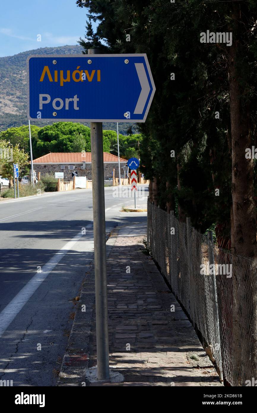 Segnaletica stradale blu e bianca. Limani / Porto. Bilingue. Viste di Lesbos. Segnali. Foto Stock