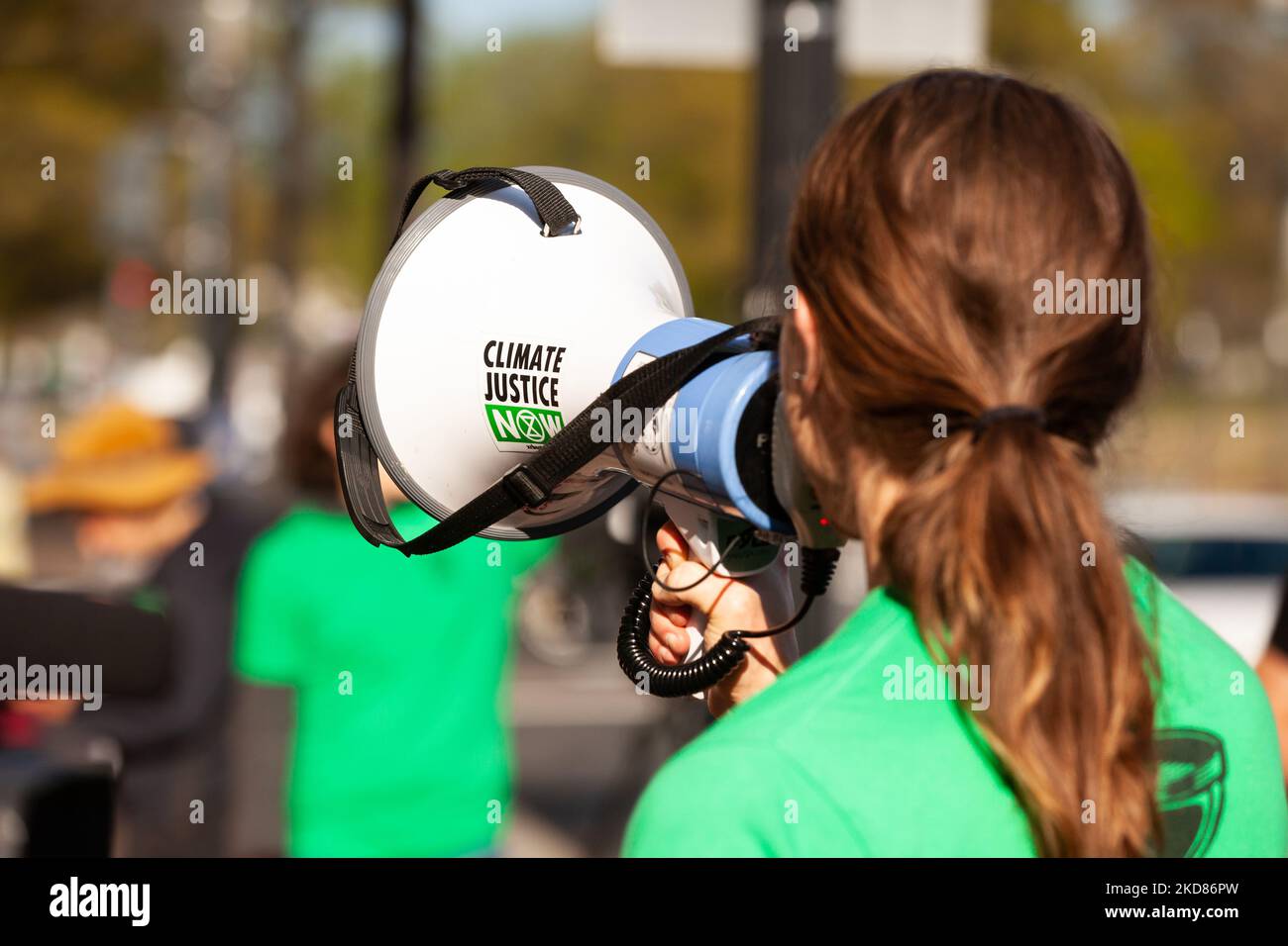 Un membro della Extinction Rebellion conduce i dimostranti in canto durante un raduno e una marcia contro i combustibili fossili presso l'edificio John Wilson, dove si trova il governo DC. Oltre a una protesta generale contro i combustibili fossili, i dimostranti hanno chiesto specificamente che DC rifiutasse di consentire a Washington gas di espandere le proprie infrastrutture di fornitura di metano. Non è chiaro quanto degli investimenti di circa $5 miliardi di dollari sarebbero utilizzati per riparare le centinaia di perdite di gas documentate in DC. (Foto di Allison Bailey/NurPhoto) Foto Stock