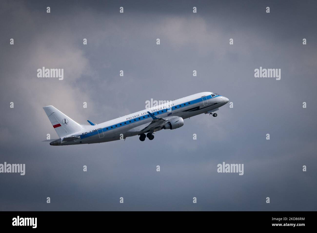 LOTTO Polish Airlines Embraer ERJ-175 (17000311 / SP-LIM) presso l'aeroporto di Chopin a Varsavia, Polonia il 22 aprile 2022. Lo sciopero e le dimissioni di massa dei controllori del traffico aereo dell'Agenzia Polacca dei servizi di navigazione aerea provocano molti ritardi e annullano i voli nello spazio aereo polacco. (Foto di Mateusz Wlodarczyk/NurPhoto) Foto Stock