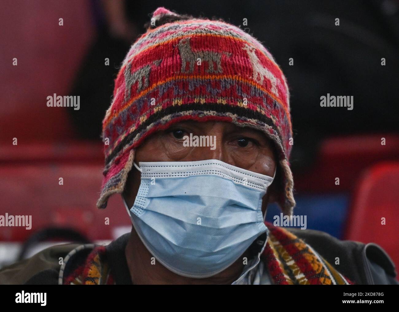 Sostenitore del governo al Coliseo Casa de la Juventud (Casa del Colosseo dei giovani). Il Presidente della Repubblica Pedro Castillo ha guidato il Consiglio dei Ministri decentrato del 6th nella città andina meridionale di Cusco. L'incontro è servito ad ascoltare le richieste della popolazione e a fornire soluzioni a vari problemi sociali che affliggono la regione del Cusco. Venerdì, 22 aprile 2022, a Cusco, Perù. (Foto di Artur Widak/NurPhoto) Foto Stock