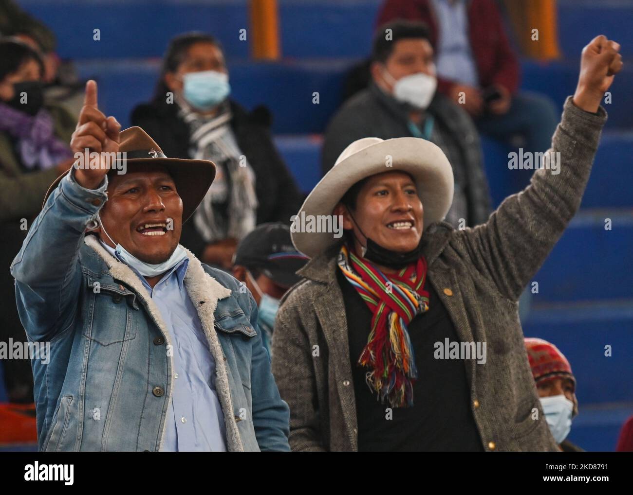 Membri del pubblico del Coliseo Casa de la Juventud (Casa del Colosseo dei giovani). Il Presidente della Repubblica Pedro Castillo ha guidato il Consiglio dei Ministri decentrato del 6th nella città andina meridionale di Cusco. L'incontro è servito ad ascoltare le richieste della popolazione e a fornire soluzioni a vari problemi sociali che affliggono la regione del Cusco. Venerdì, 22 aprile 2022, a Cusco, Perù. (Foto di Artur Widak/NurPhoto) Foto Stock