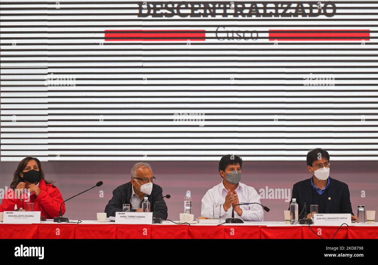 Il Presidente della Repubblica Pedro Castillo (2R) ha guidato il Consiglio dei Ministri decentrato del 6th nella città andina meridionale di Cusco, al Coliseo Casa de la Juventud (Casa del Colosseo dei giovani). L'incontro è servito ad ascoltare le richieste della popolazione e a fornire soluzioni a vari problemi sociali che affliggono la regione del Cusco. Venerdì, 22 aprile 2022, a Cusco, Perù. (Foto di Artur Widak/NurPhoto) Foto Stock