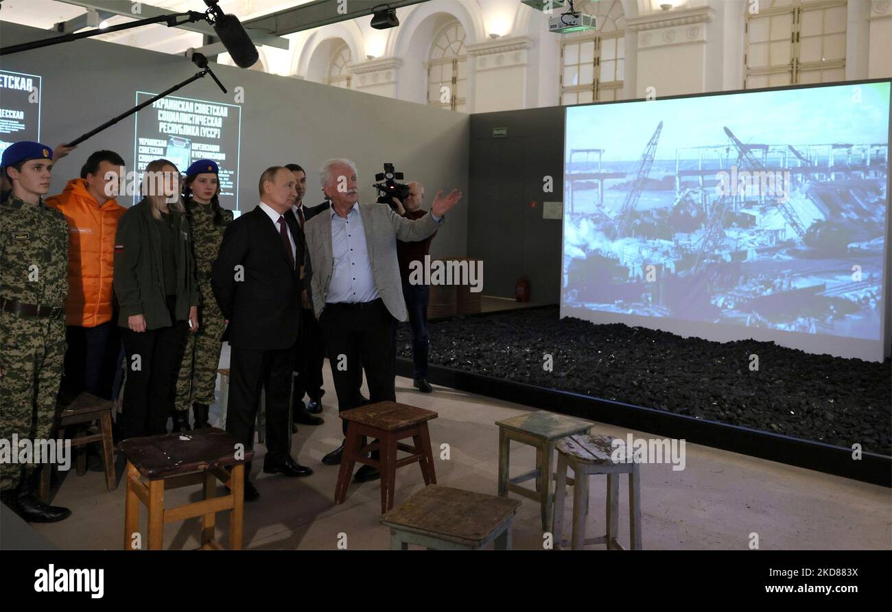 Mosca, Russia. 04th Nov 2022. Il presidente russo Vladimir Putin tournée la mostra, Ucraina: Punti di ribaltamento seminali, in onore della Giornata dell'unità Nazionale presso la Sala Esposizioni Centrale di Manezh, 4 novembre 2022 a Mosca, Russia. Credit: Mikhail Metzel/Kremlin Pool/Alamy Live News Foto Stock