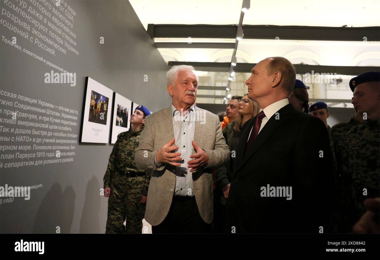 Mosca, Russia. 04th Nov 2022. Il presidente russo Vladimir Putin tournée la mostra, Ucraina: Punti di ribaltamento seminali, in onore della Giornata dell'unità Nazionale presso la Sala Esposizioni Centrale di Manezh, 4 novembre 2022 a Mosca, Russia. Credit: Mikhail Metzel/Kremlin Pool/Alamy Live News Foto Stock