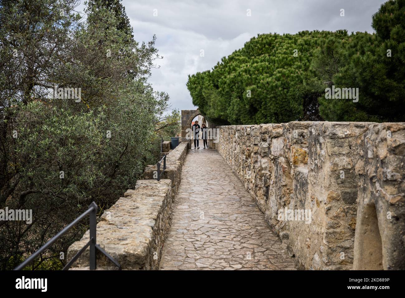 La gente visita il Castelo de S. Jorge (Castello di São Jorge) a Lisbona, Portogallo, il 31 marzo 2022. Il Castello di São Jorge è un castello storico situato nella capitale portoghese di Lisbona, nella freguesia di Santa Maria Maior. (Foto di Manuel Romano/NurPhoto) Foto Stock