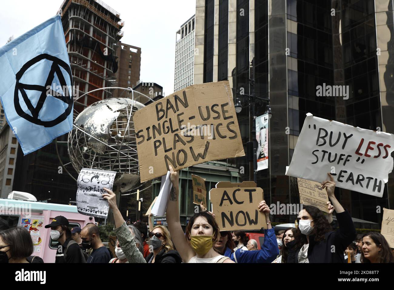 Le persone marciano per le strade con segni che cantano slogan a sostegno della scienza e della ricerca scientifica il 23 aprile 2022 a New York City. Diverse città del paese hanno organizzato manifestazioni a sostegno della scienza e del metodo empirico con cui le prove vengono raccolte e dell'effetto che esse hanno sull'umanità, in particolare sull'ambiente. Altri argomenti di preoccupazione sono le politiche e i politici dell’era Trump che ignorano fatti e ricerche. (Foto di John Lamparski/NurPhoto) Foto Stock