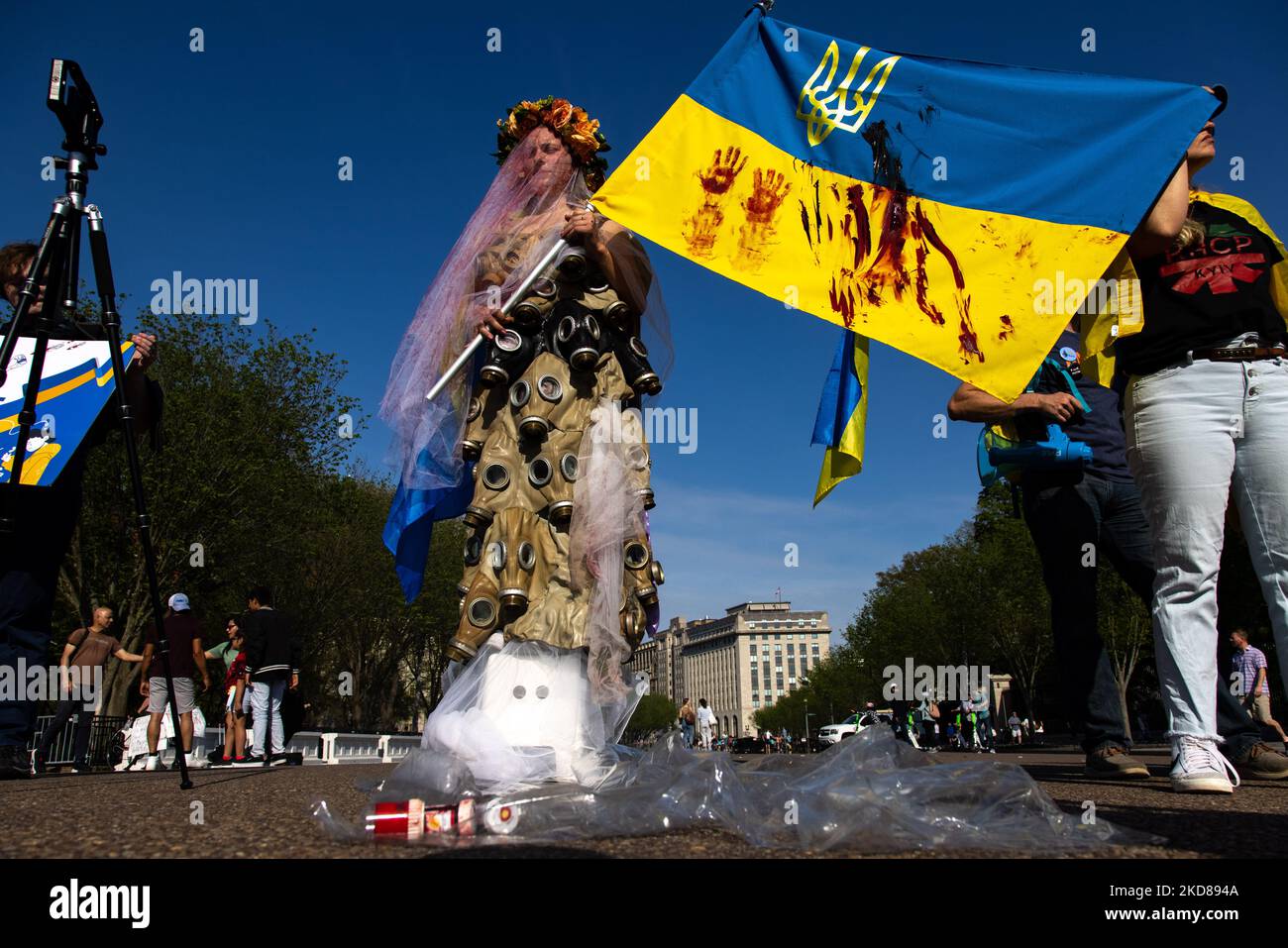 Isagus Toche, artista di Kyiv, Ucraina, si trova fuori dalla Casa Bianca durante una dimostrazione del 23 aprile 2022 (Foto di Bryan Olin Dozier/NurPhoto) Foto Stock