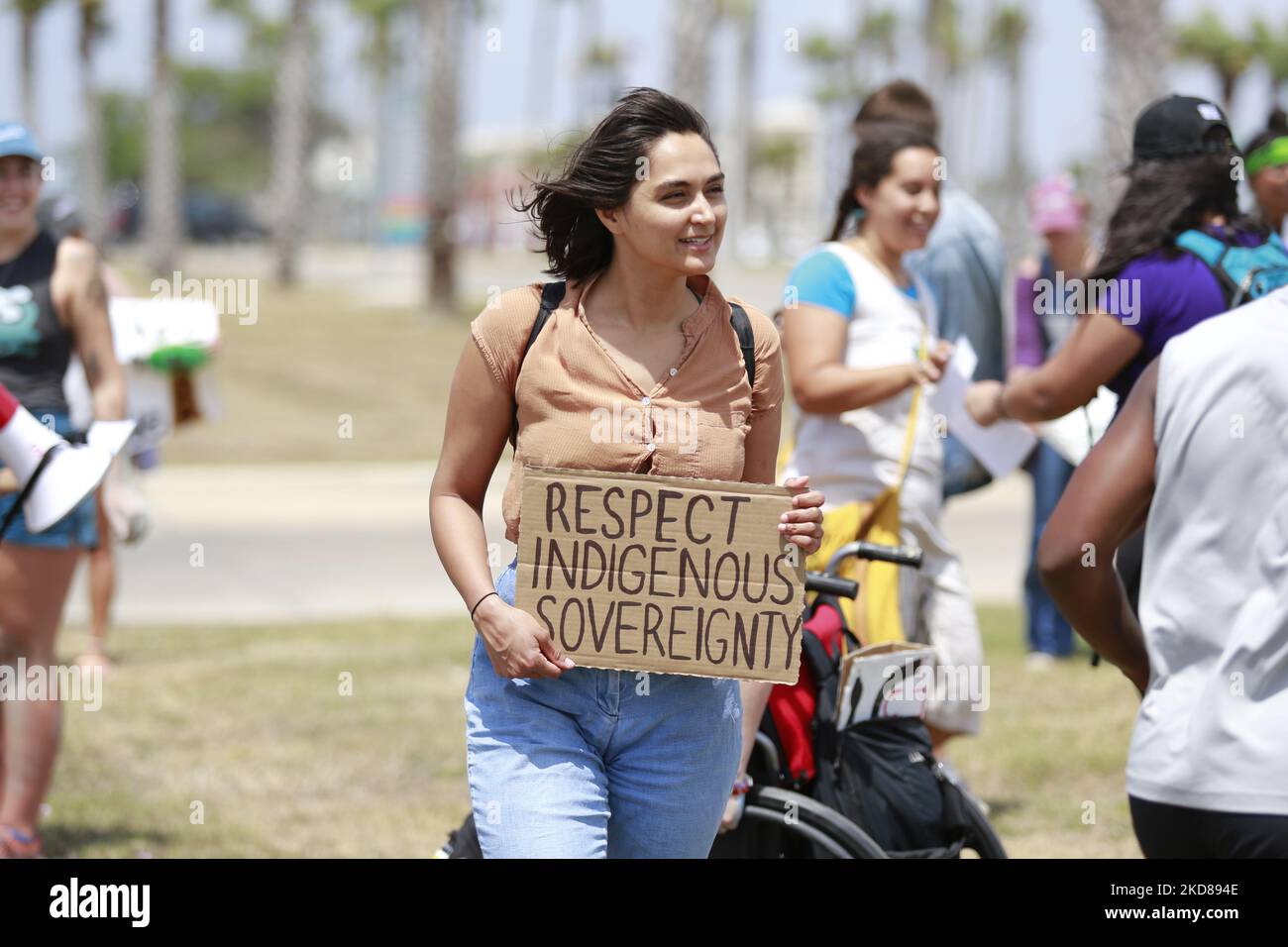 Un protestore Hold è un segno che recita: "sovranità indigena", in occasione di una manifestazione contro l'espansione di Enbridge sulla terra sacra il 23rd aprile 2022. (Foto di Reginald Mathalone/NurPhoto) Foto Stock