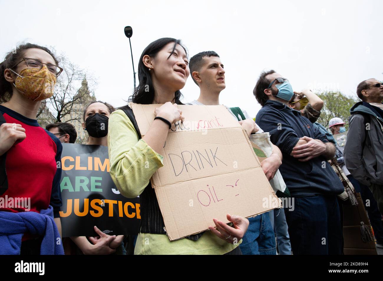 La marcia per la scienza ha preso il via da Central Park a New York il 23 aprile 2022, dove centinaia di partecipanti hanno marciato a Bryant Park chiedendo a funzionari, media e aziende eletti di ascoltare la scienza del cambiamento climatico. (Foto di Karla Ann Cote/NurPhoto) Foto Stock