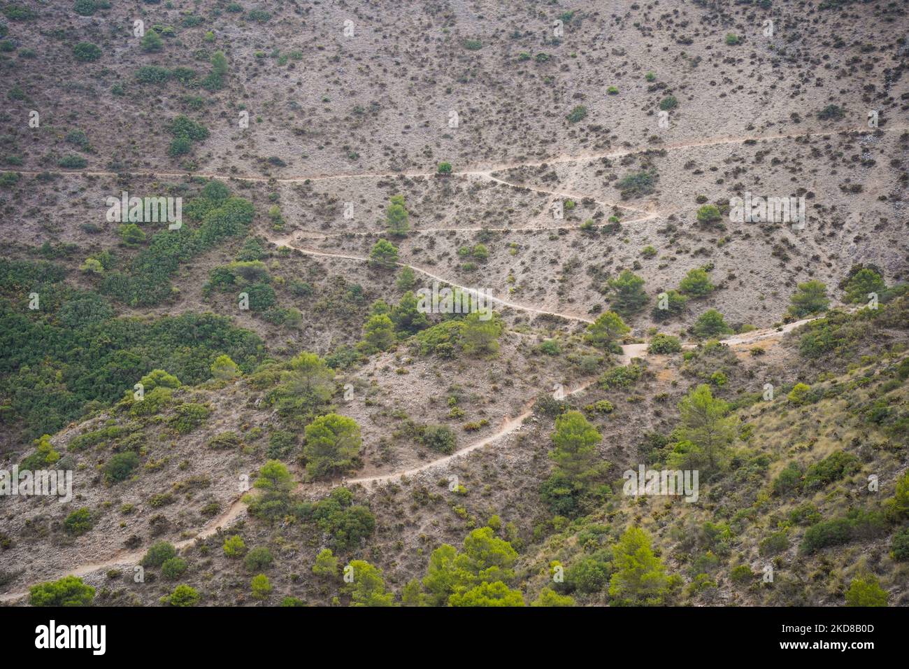 Sentieri a piedi su un lato di una catena montuosa Sierra de Mijas, Andalusia, Spagna. Foto Stock
