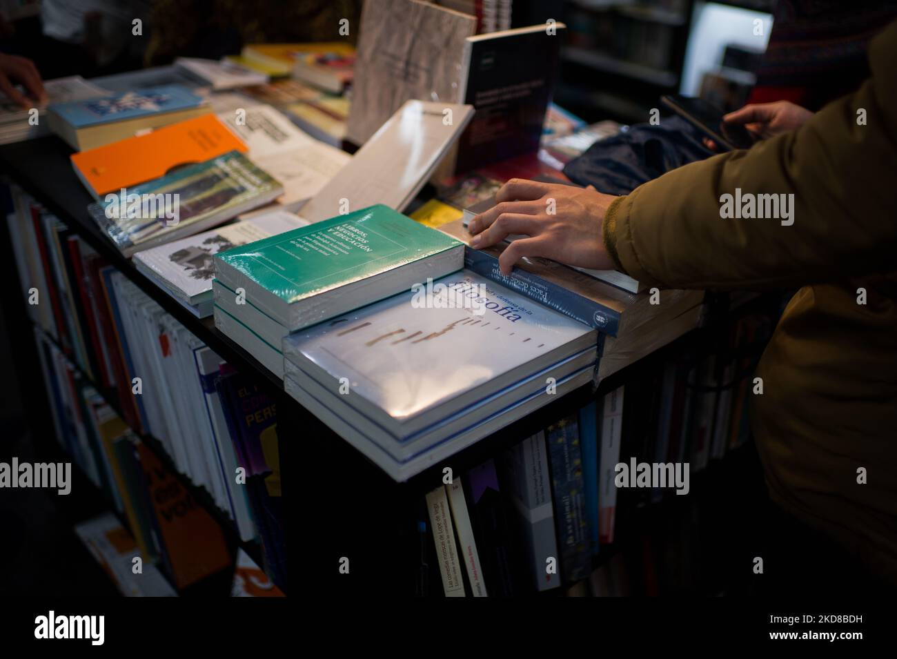 Gli acquirenti di libri vedono le ultime edizioni dei loro generi di letteratura preferiti durante la prima domenica della Fiera Internazionale del Libro di Bogotà 'FILBO' a Bogotà, Colombia, il 24 aprile 2022. (Foto di Sebastian Barros/NurPhoto) Foto Stock