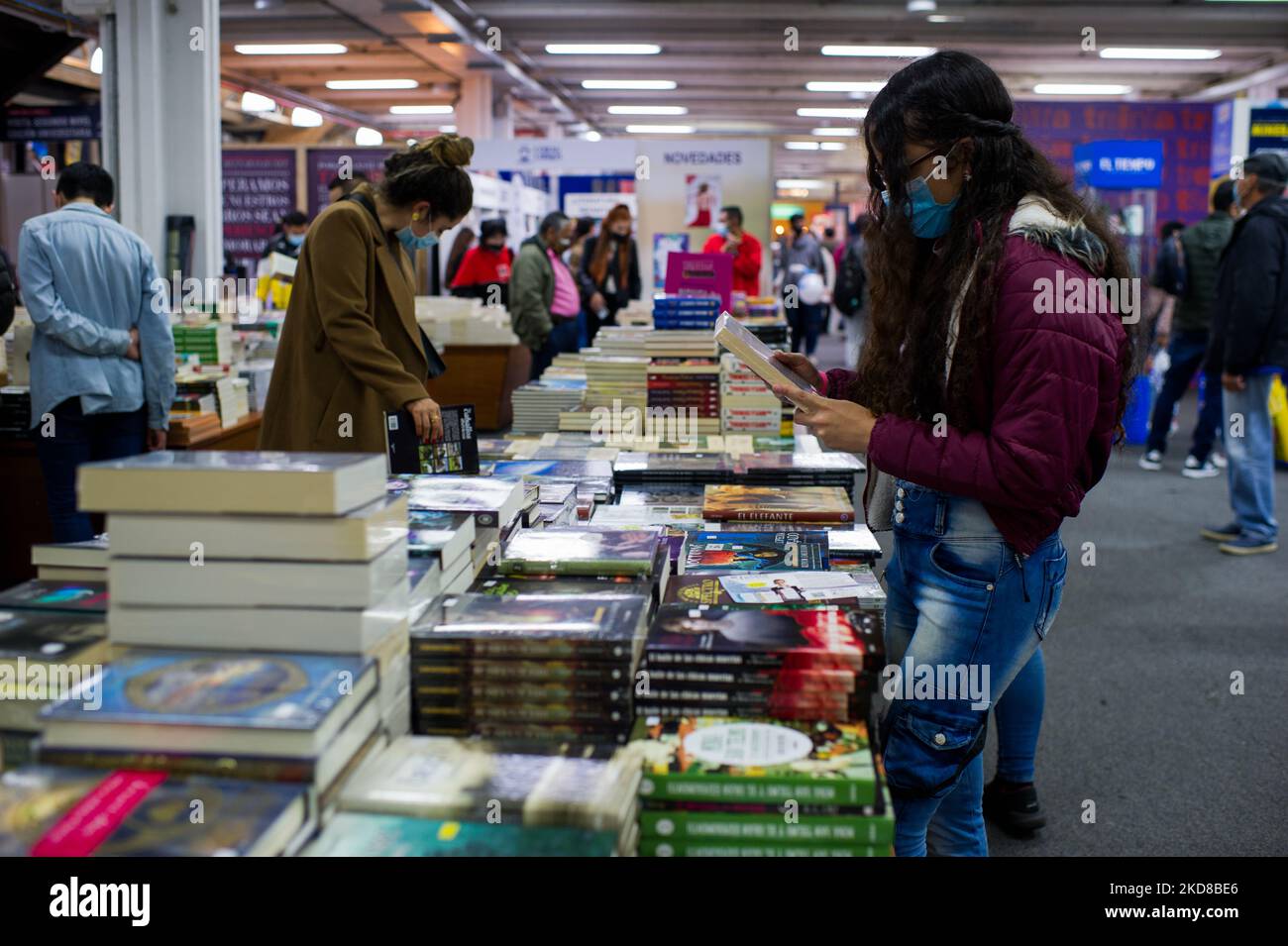 Gli acquirenti di libri vedono le ultime edizioni dei loro generi di letteratura preferiti durante la prima domenica della Fiera Internazionale del Libro di Bogotà 'FILBO' a Bogotà, Colombia, il 24 aprile 2022. (Foto di Sebastian Barros/NurPhoto) Foto Stock