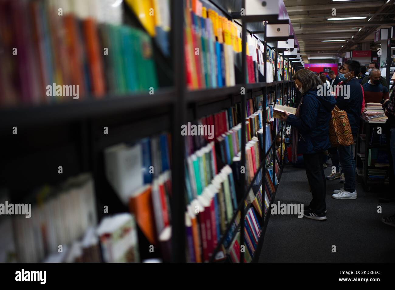 Gli acquirenti di libri vedono le ultime edizioni dei loro generi di letteratura preferiti durante la prima domenica della Fiera Internazionale del Libro di Bogotà 'FILBO' a Bogotà, Colombia, il 24 aprile 2022. (Foto di Sebastian Barros/NurPhoto) Foto Stock
