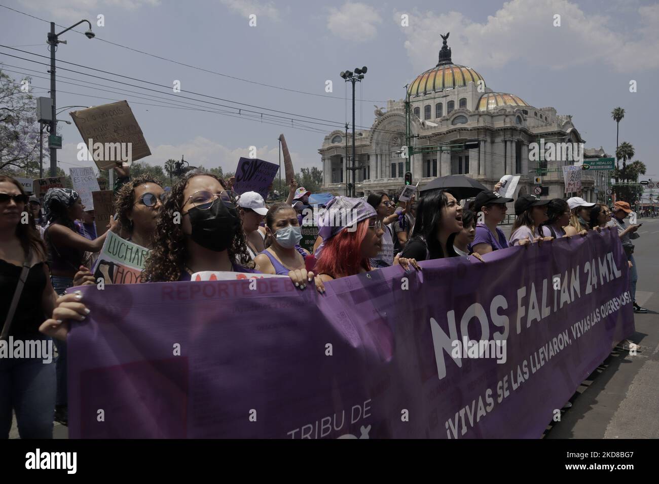 Di fronte al Palazzo delle Belle Arti di Città del Messico, si manifestano dei collettivi femministi che chiedono giustizia e punizioni per la recente femminicidio di Debanhi Escobar Bazaldúa, 18, originario dello Stato di Nuevo León, Messico. (Foto di Gerardo Vieyra/NurPhoto) Foto Stock
