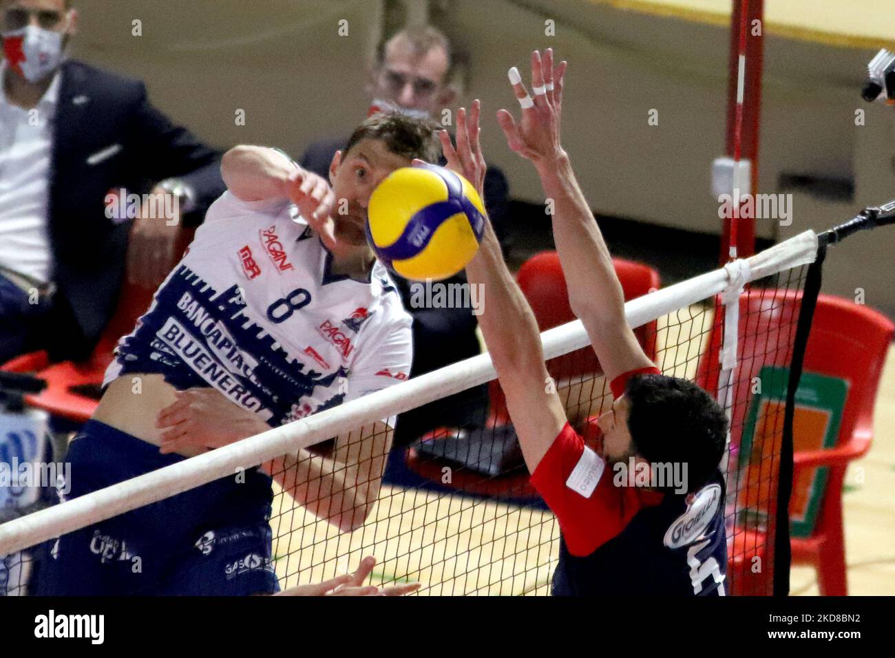 Oleg Antonov gas Sales Bluenergy Piacenza si è schiacciato sul muro di Marco Falaschi Prisma Taranto. Durante il Volley Campionato Italiano Serie A Men Superleague Play Off 5th Place - Gioiella Prisma Taranto vs gas Sales Bluenergy Piacenza il 24 aprile 2022 alla PalaMazzola di Taranto, Italia (Foto di Giuseppe leva/LiveMedia/NurPhoto) Foto Stock