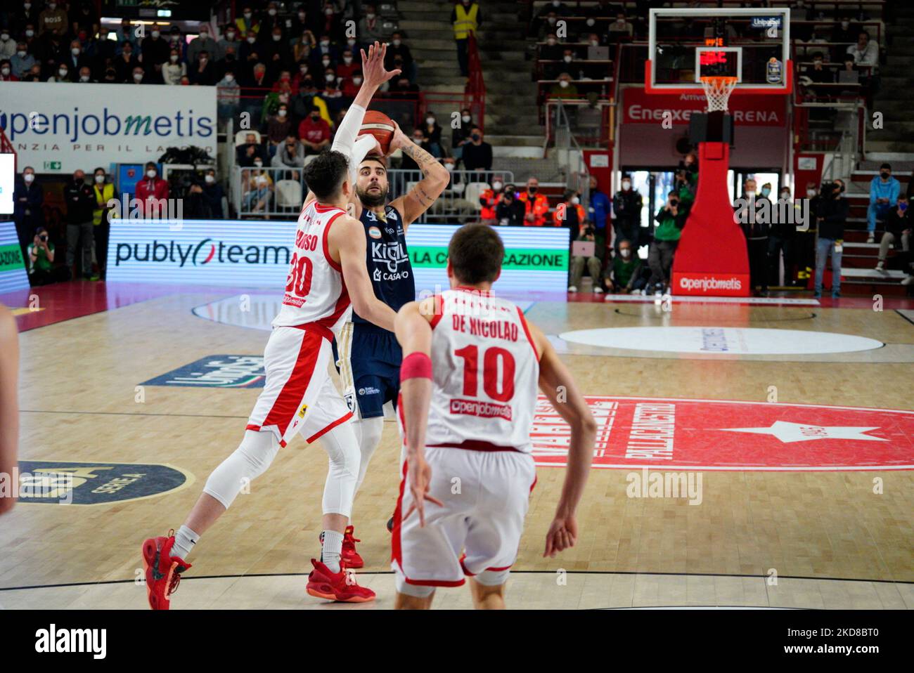 Aradori spara durante il Campionato Italiano Basket A Serie Openjobmetis Varese vs Fortitudo Bologna il 24 aprile 2022 all'Enerxenia Arena di Varese (Foto di Alessandro Negrini/LiveMedia/NurPhoto) Foto Stock