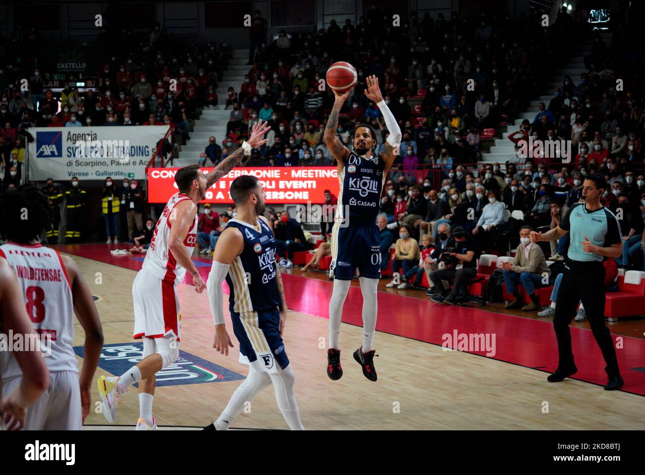 Frazier spara durante il Campionato Italiano di Basket A Serie Openjobmetis Varese vs Fortitudo Bologna il 24 aprile 2022 all'Enerxenia Arena di Varese (Foto di Alessandro Negrini/LiveMedia/NurPhoto) Foto Stock