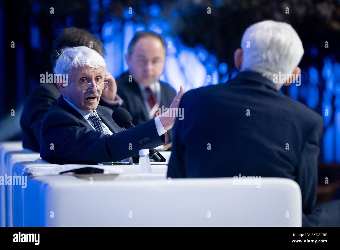 Membro del Parlamento europeo Jerzy Buzek, ex primo ministro della Slovacchia Mikulas Dzurinda durante il Congresso economico europeo di Katowice, Polonia, il 25 aprile 2022 (Foto di Mateusz Wlodarczyk/NurPhoto) Foto Stock