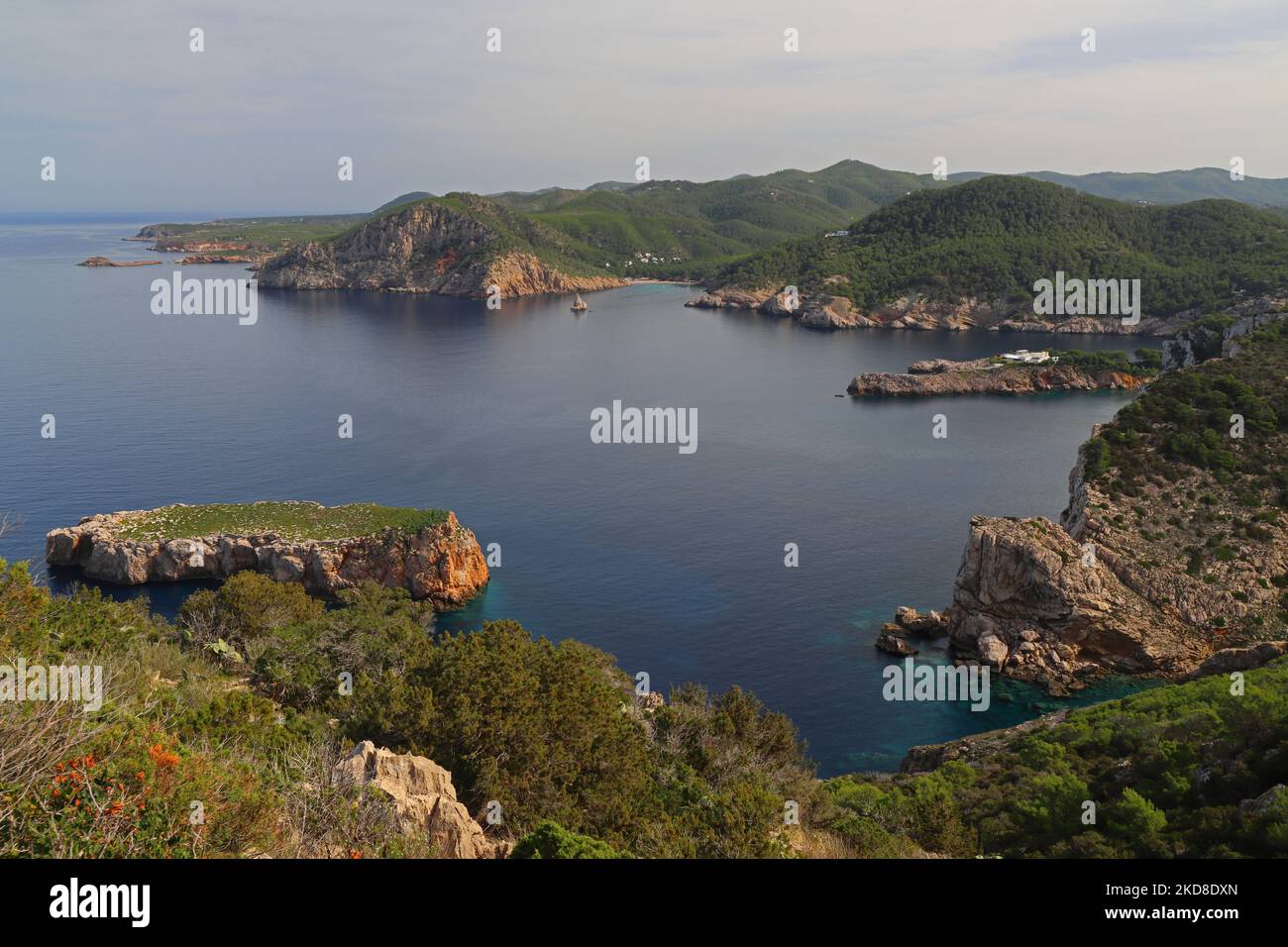 Vista sulla baia di San Miguel, Ibiza, Isole Baleari, Spagna. Foto Stock